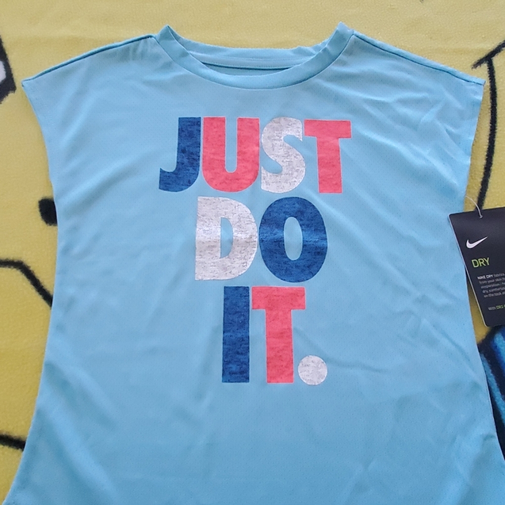 NWT Nike Tee - Picture 2 of 5